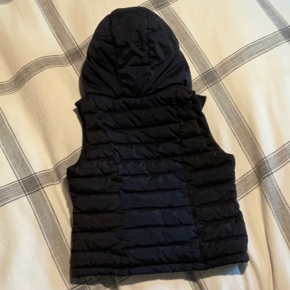 T-down by theory / uniqlo Navy & Black hooded down feather vest (size 7-8) - Picture 4 of 8